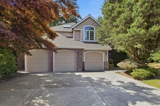 Modern Redmond Living in a Prime Location – photo 1