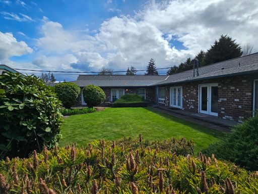 Beautiful Remodeled 3 Bed Apartment w/Private Yard! 1st Month Free (w/August Move-in) – photo 1