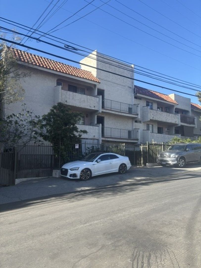 TUJUNGA Apartment: 10059 PINEWOOD AVE