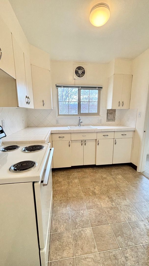 Portland Apartment: 815 SE 42nd Ave