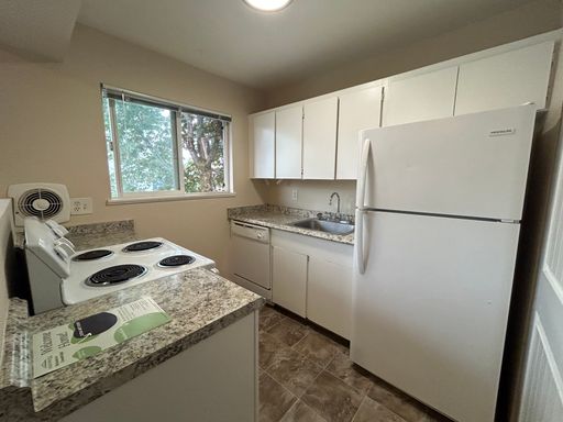 Woodstock: 2bed/1bath Top Floor Unit With Balcony! 1 off street parking spot. – photo 1