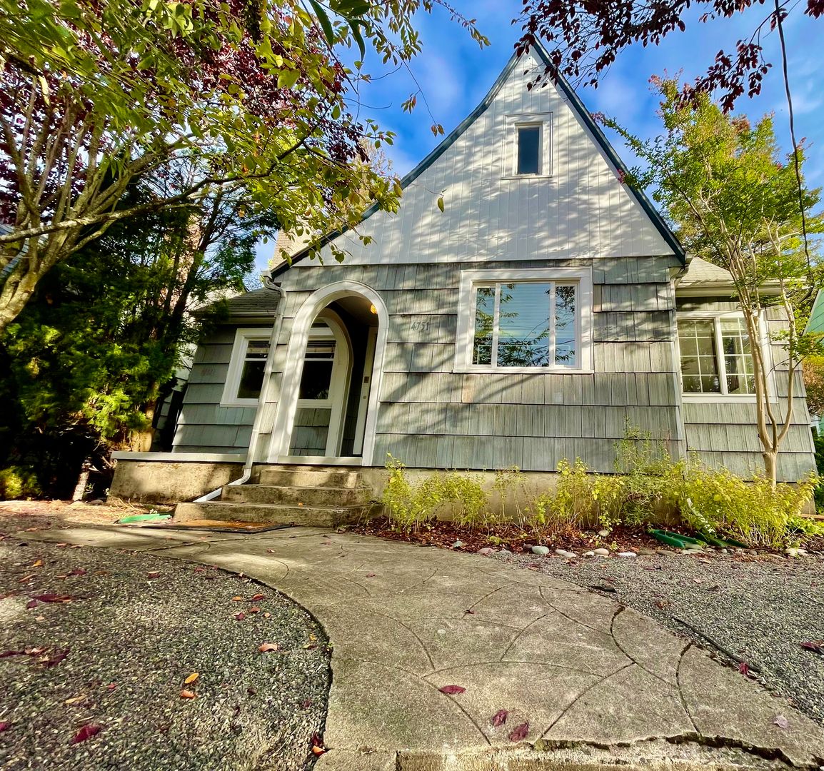 Portland House: 4751 NE Davis St.