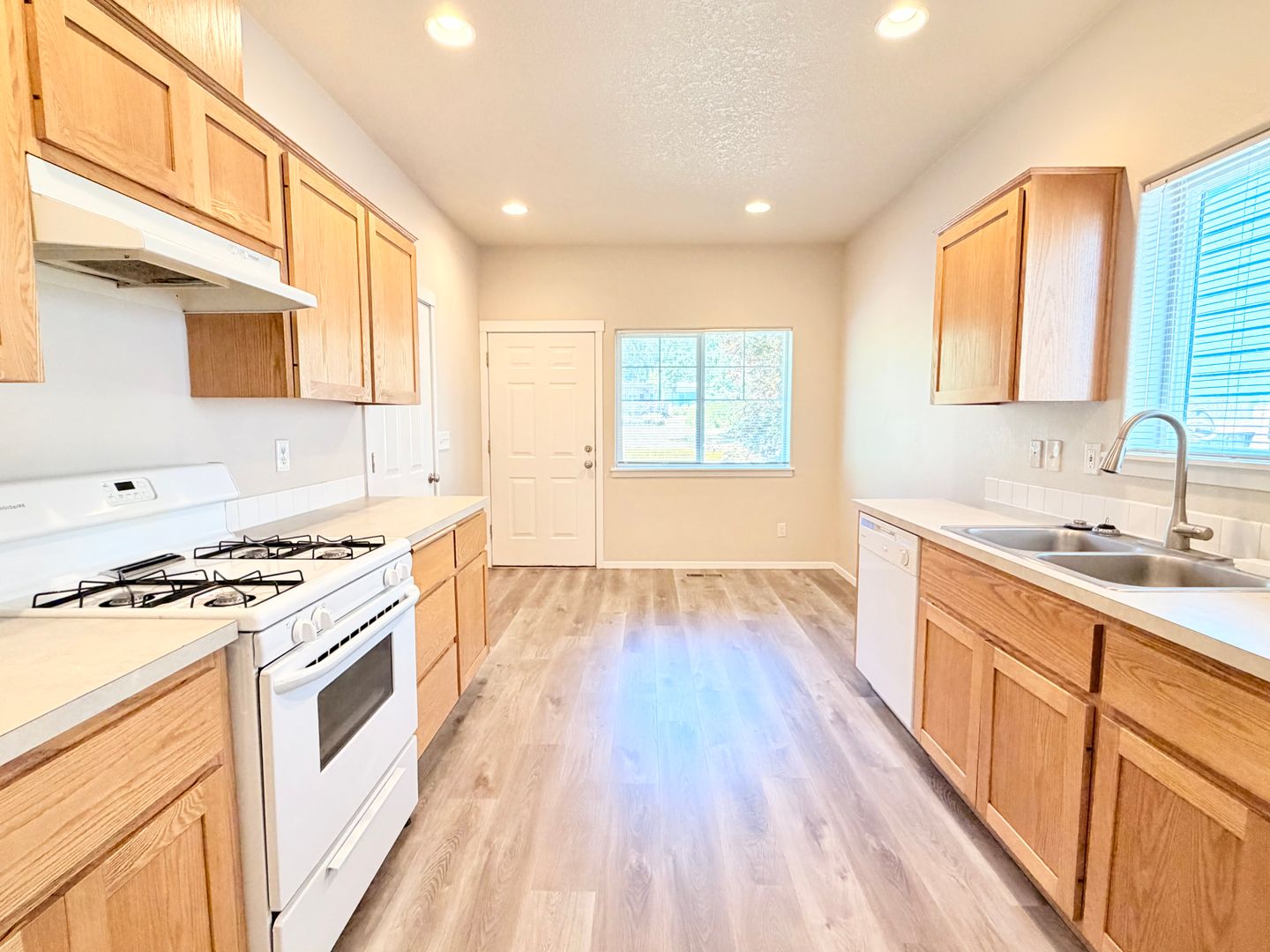 Gladstone Apartment: 5832 & 5830 Glen Echo Ave