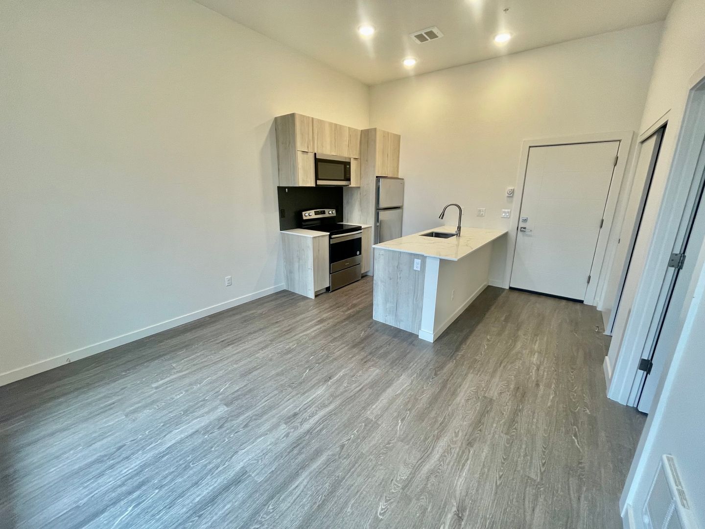 Portland Apartment: 1525 N Webster St.