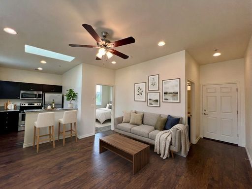 1Bd/1Ba Apartment- Upper Unit w/Balcony & Gas Fireplace – photo 1