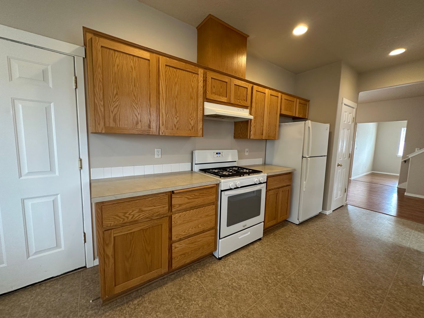 Gladstone Apartment: 5832 & 5830 Glen Echo Ave