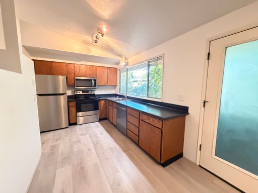 6957 SW Montauk Circle, Lake Oswego, OR 97035