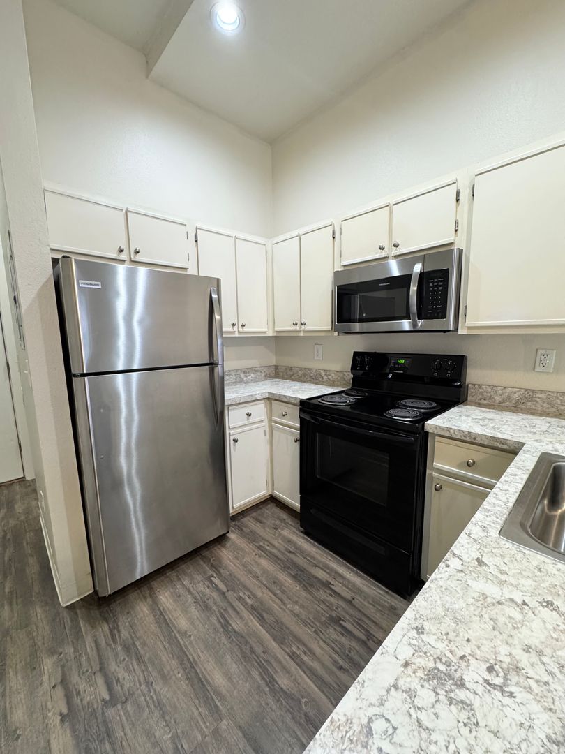 Portland Apartment: 1819 SW 18th Ave.