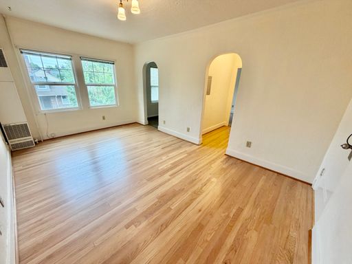 Ideally located 1bdrm/1bath apartment on the border of Laurelhurst park. – photo 1