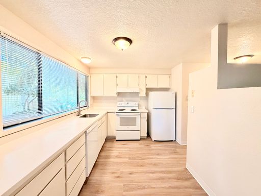 Forest-Setting Lake Oswego Condo – 2 Bed, Pool & Great Storage – photo 1