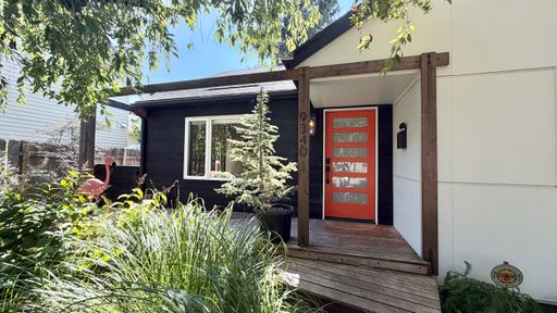 3BD/2BA SE Portland Gem featuring Spacious Backyard & Updated Interiors – photo 1