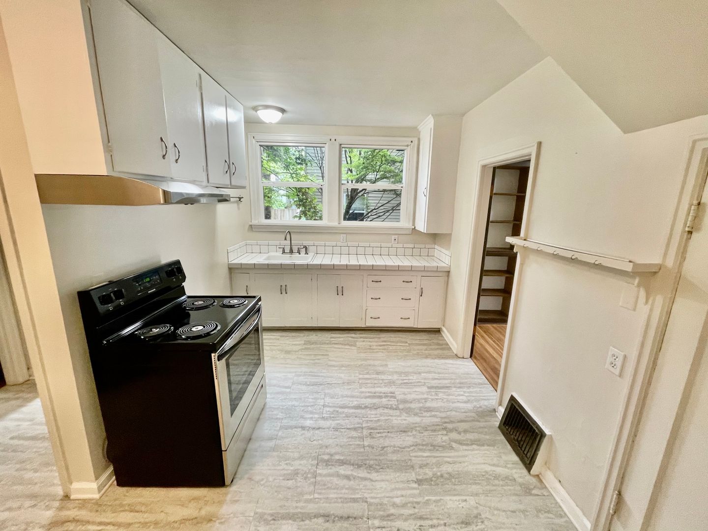 Portland Apartment: 1823-1825 SE Morrison St.