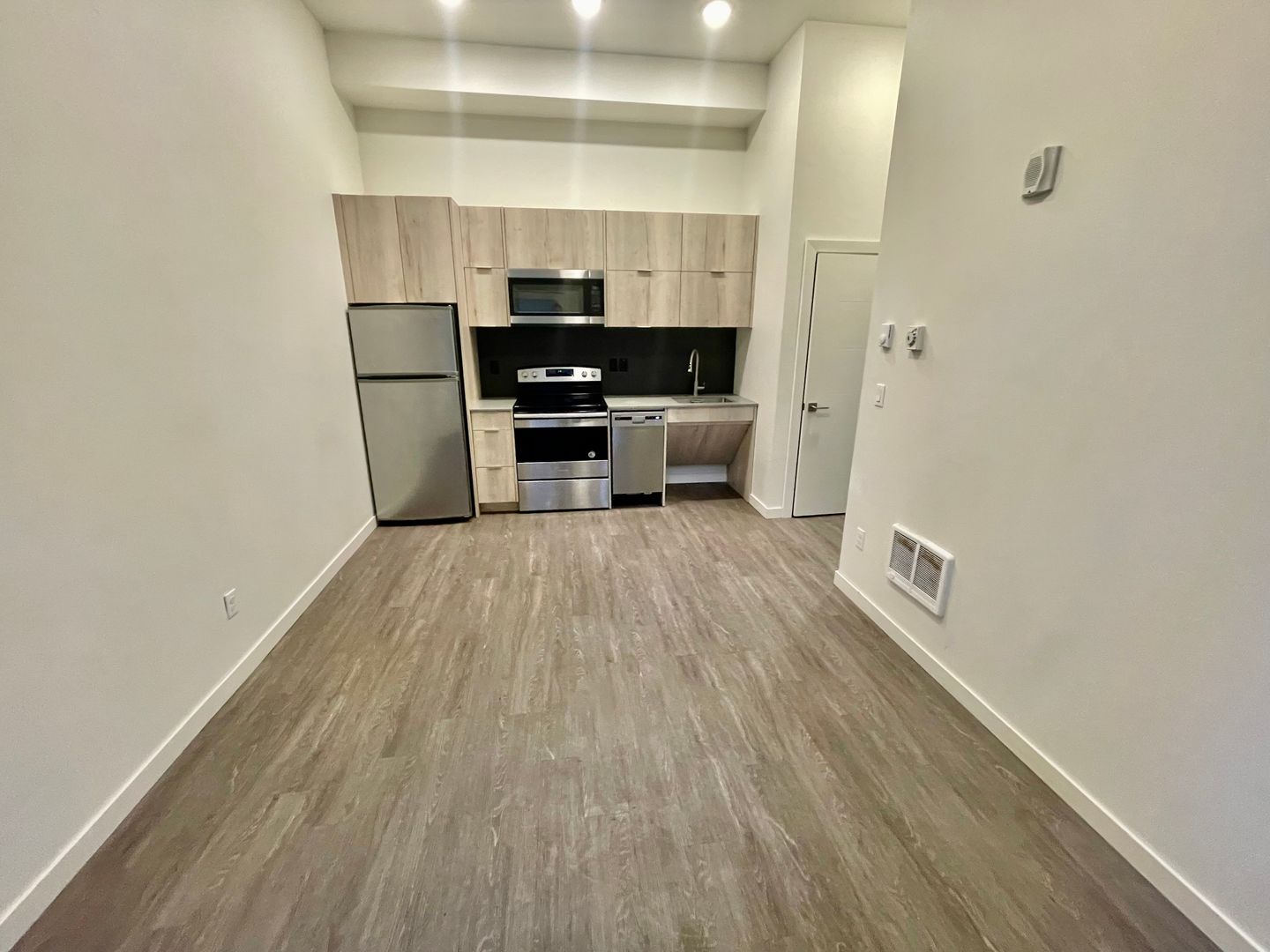 Portland Apartment: 1525 N Webster St.