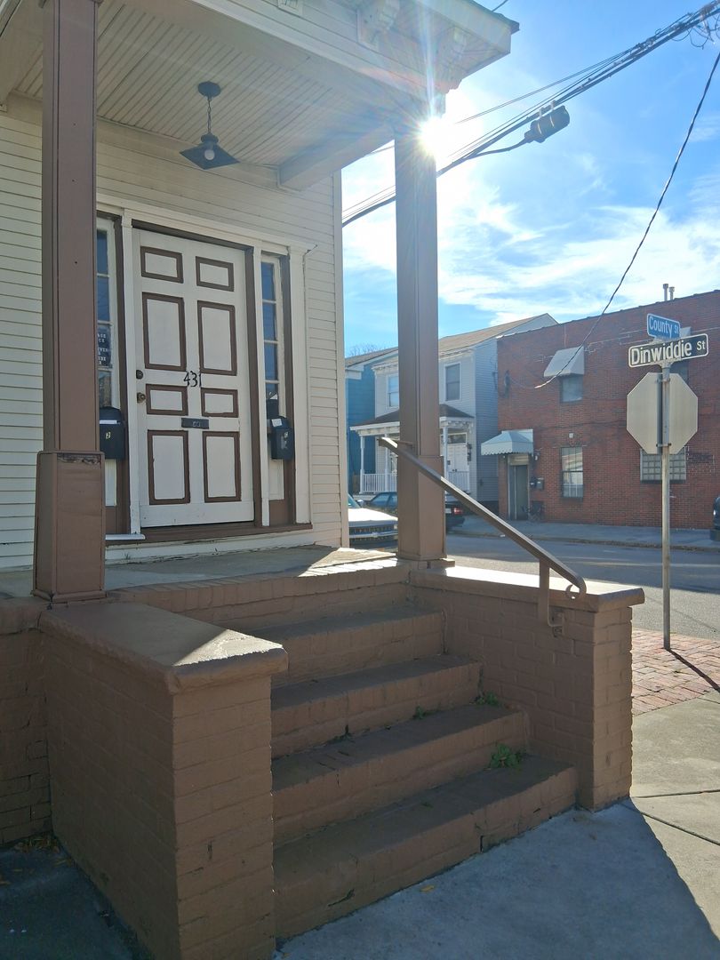 Portsmouth Apartment: 431 County St