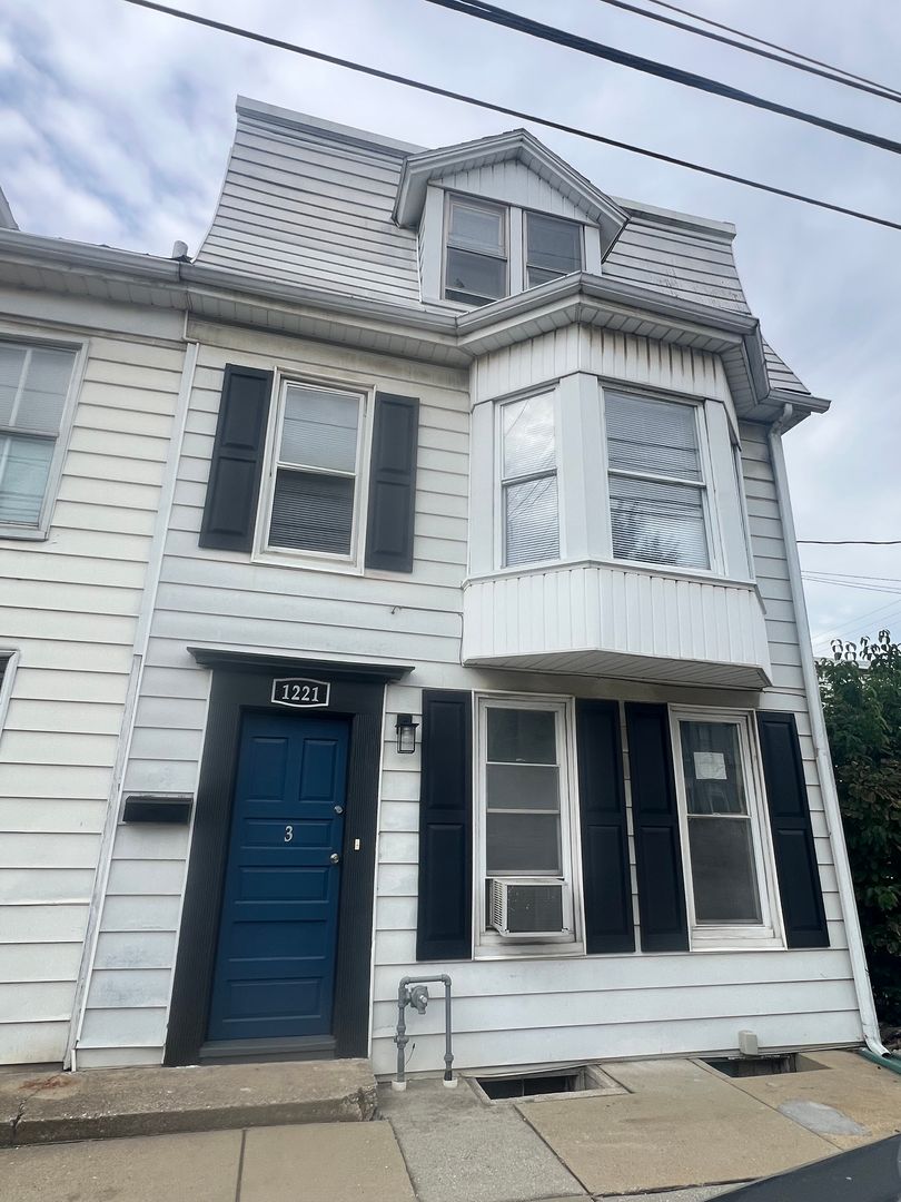 York Apartment: 1221 E Philadelphia Street