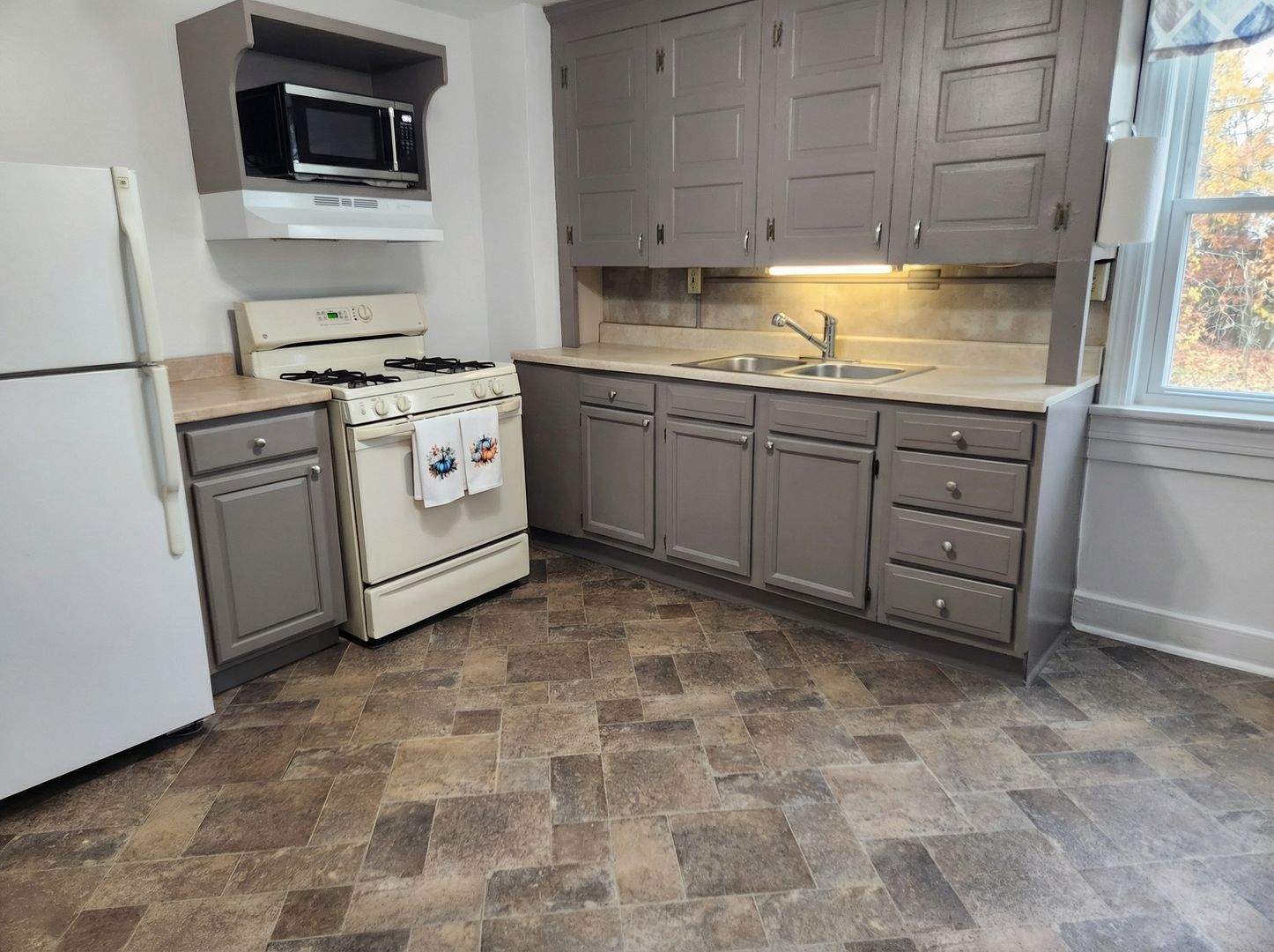 York Apartment: 1221 E Philadelphia Street