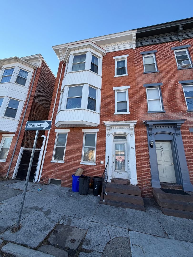 York Apartment: 210 S Duke St