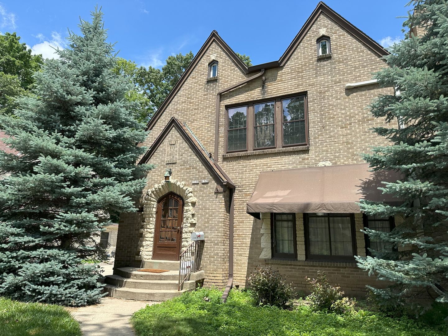 Wauwatosa Apartment: 1328-1330 Martha Washington Dr