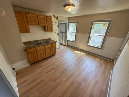 Updated 2BR Upper in Great Walkable Neighborhood – photo 1