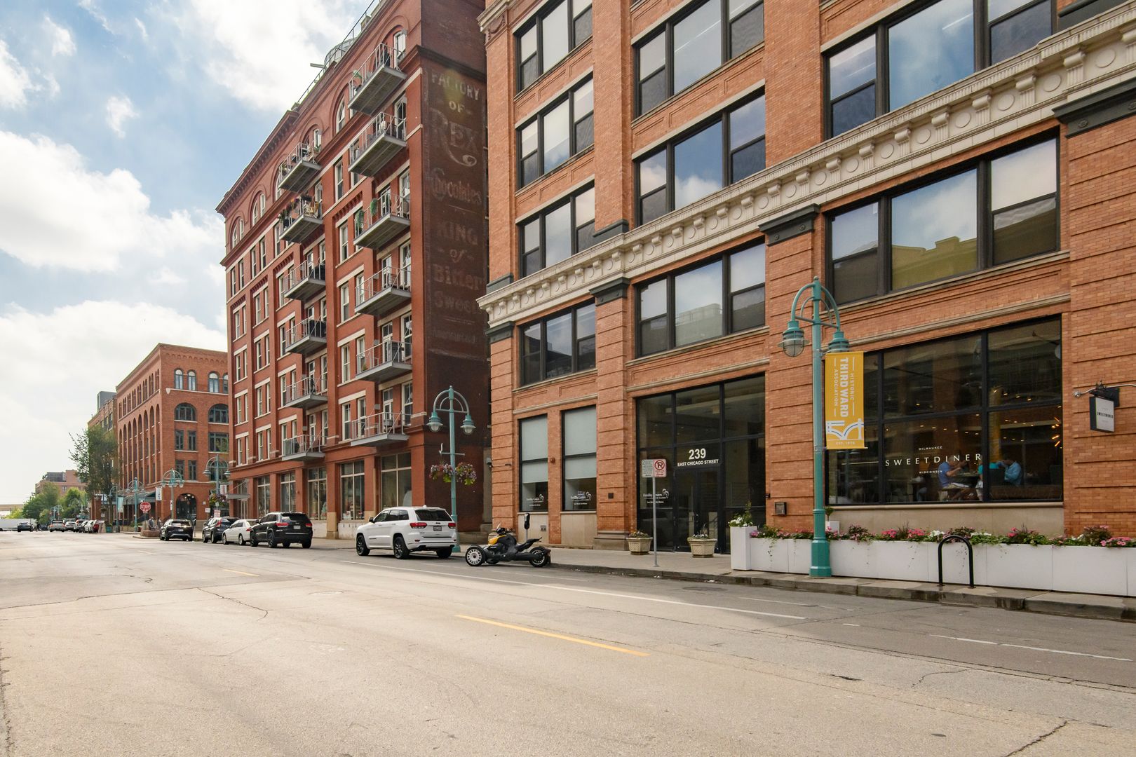 Milwaukee House: 239 E Chicago St Unit 307
