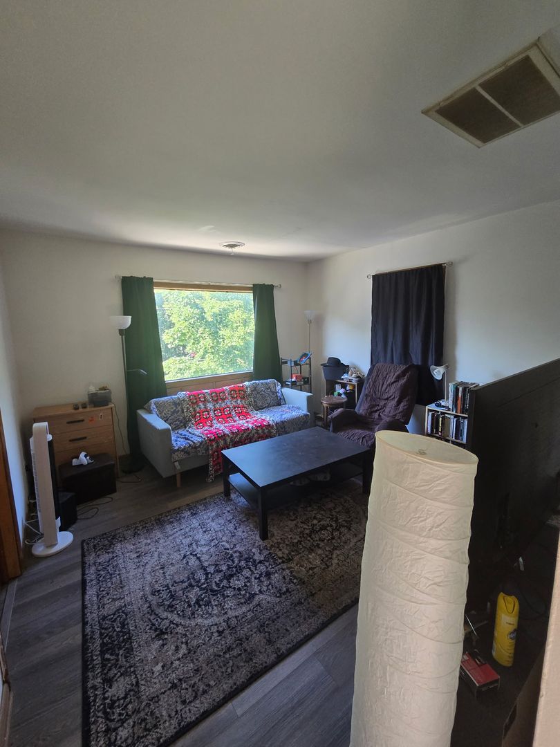 Milwaukee Apartment: 1129 E Meinecke Ave