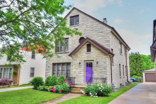 Spacious 3 Bedroom, 1 Bathroom Upper Duplex in Desirable Wauwatosa – photo 1