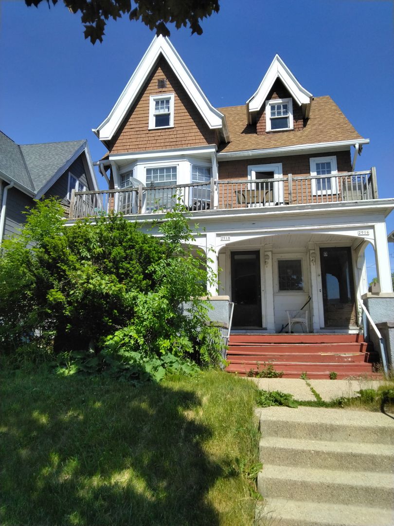 Milwaukee Apartment: 2916-18 N Murray St