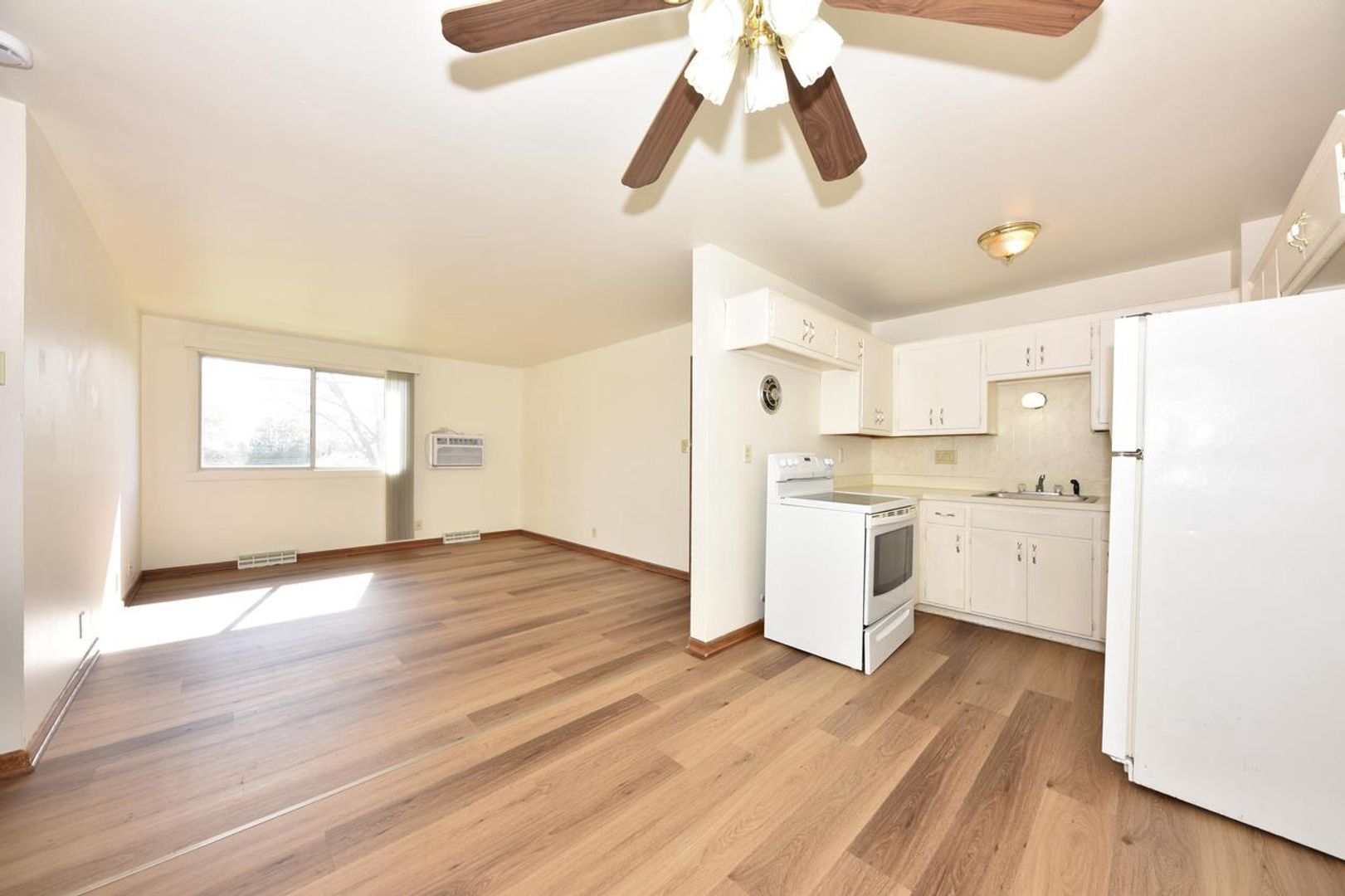 West Bend Apartment: 1104 Green Tree Rd - 1410 Park Ave