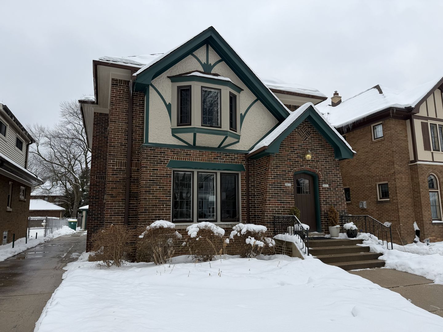 Shorewood Apartment: 2031-33 E Marion Street