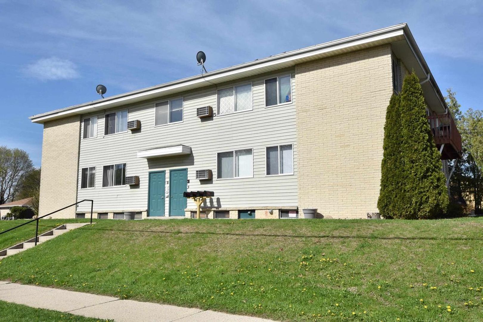 West Bend Apartment: 1104 Green Tree Rd - 1410 Park Ave