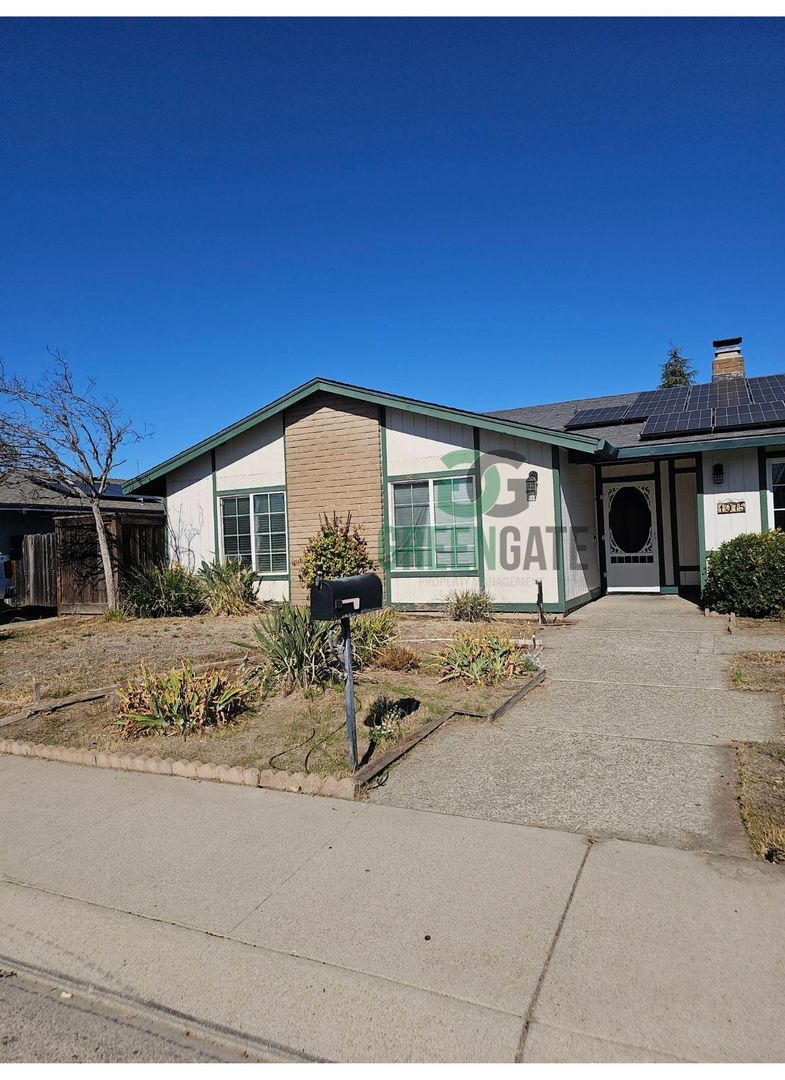 Manteca House: 1075 E Edison St.