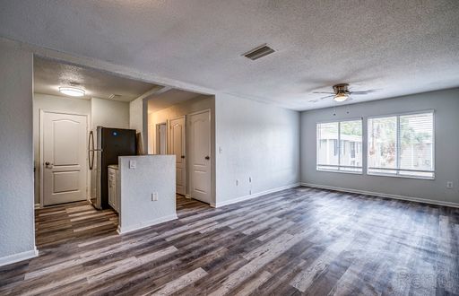 Newly Renovated Three Bedroom – photo 1
