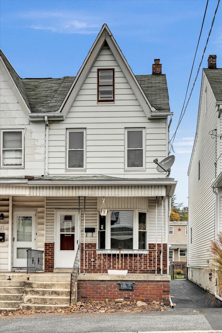 Frackville House: 523 W Oak Street