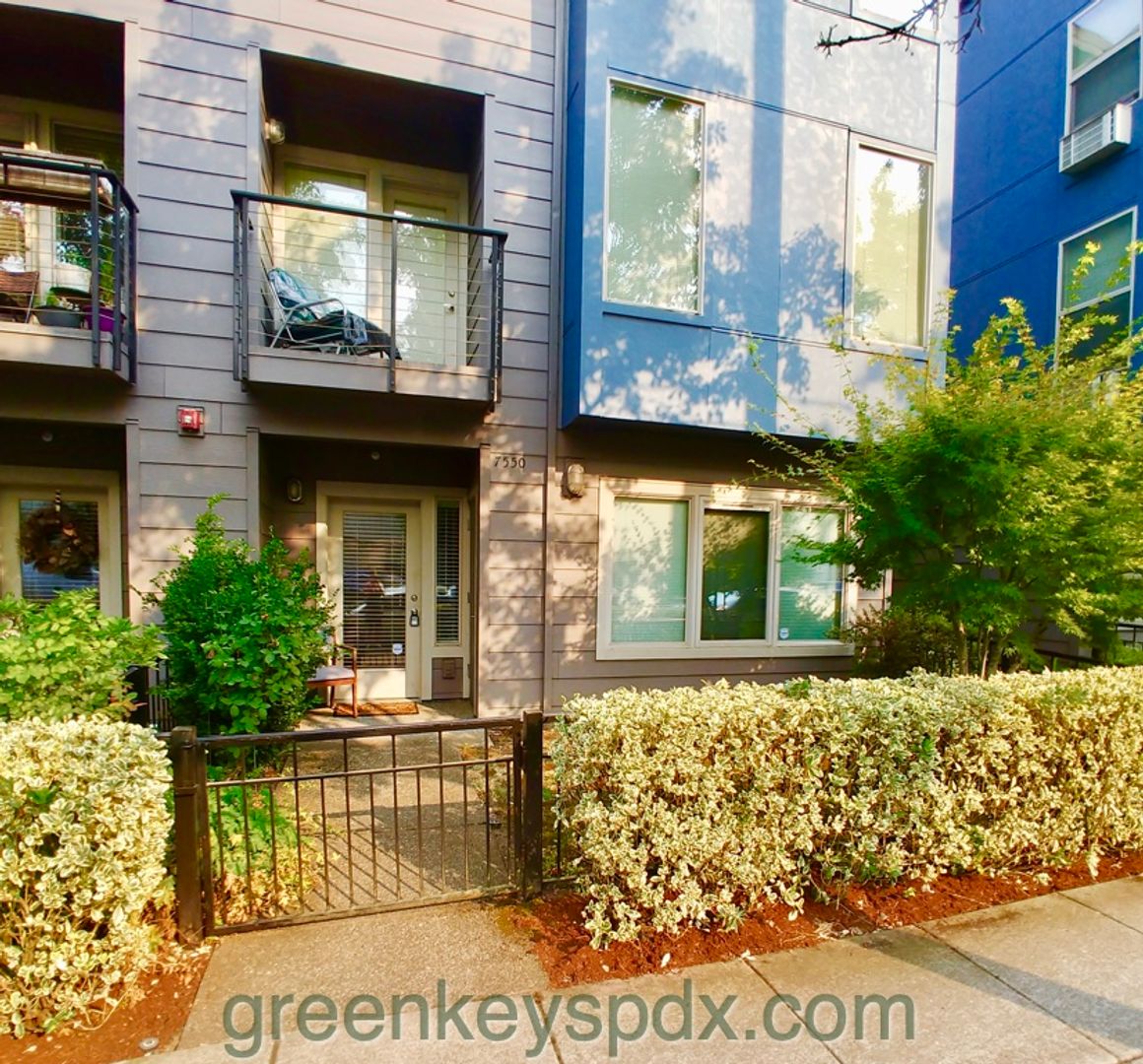 Portland House: 7550 North Burlington Avenue