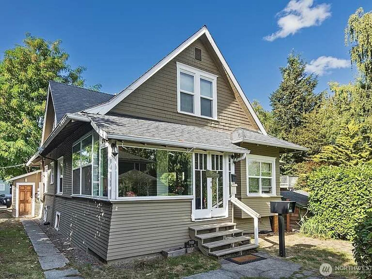 Seattle Apartment: 5619 16th Ave NE