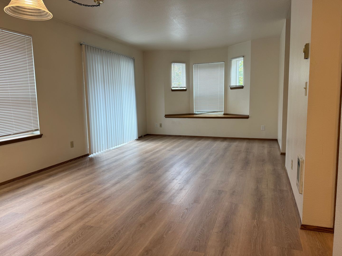 Seattle Apartment: 5254 Brooklyn Ave NE