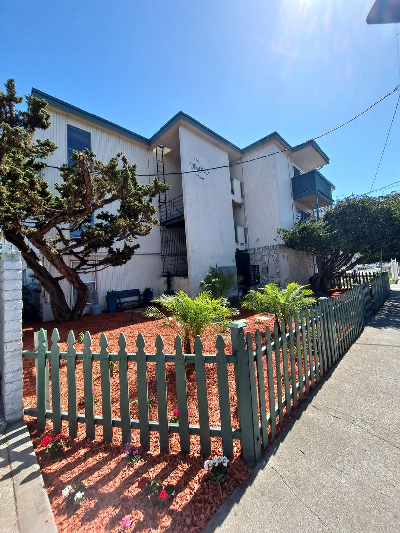 Oakland Apartment: 3050 Fruitvale Avenue