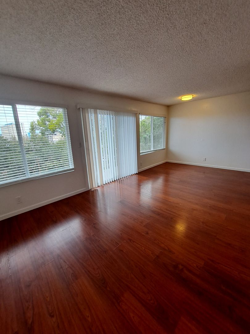 Oakland Apartment: 3317 Kempton Avenue