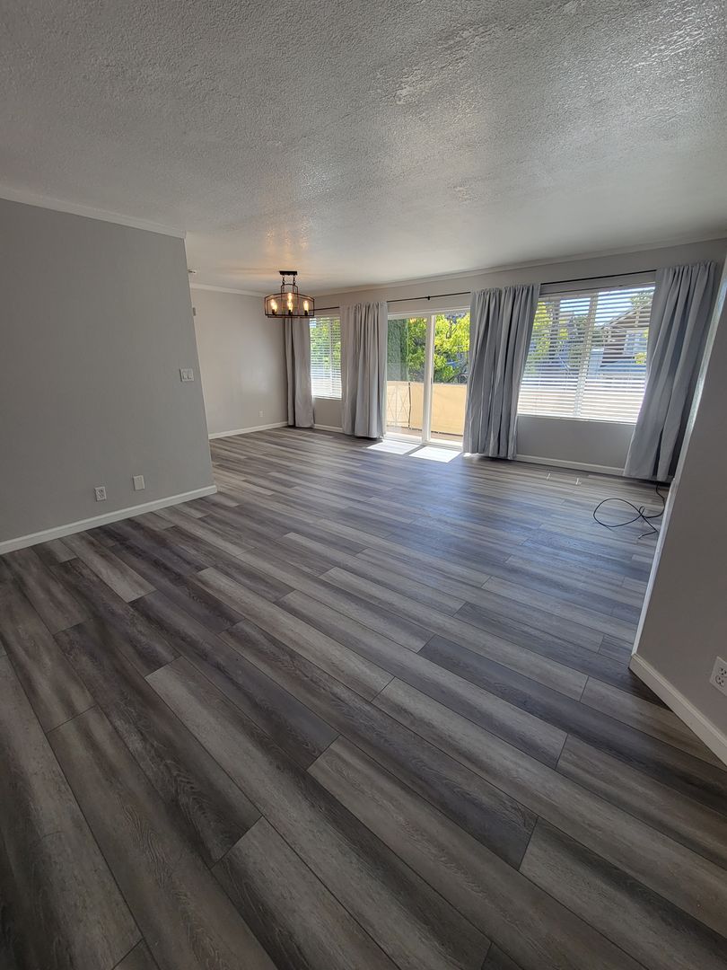 Oakland Apartment: 3317 Kempton Avenue