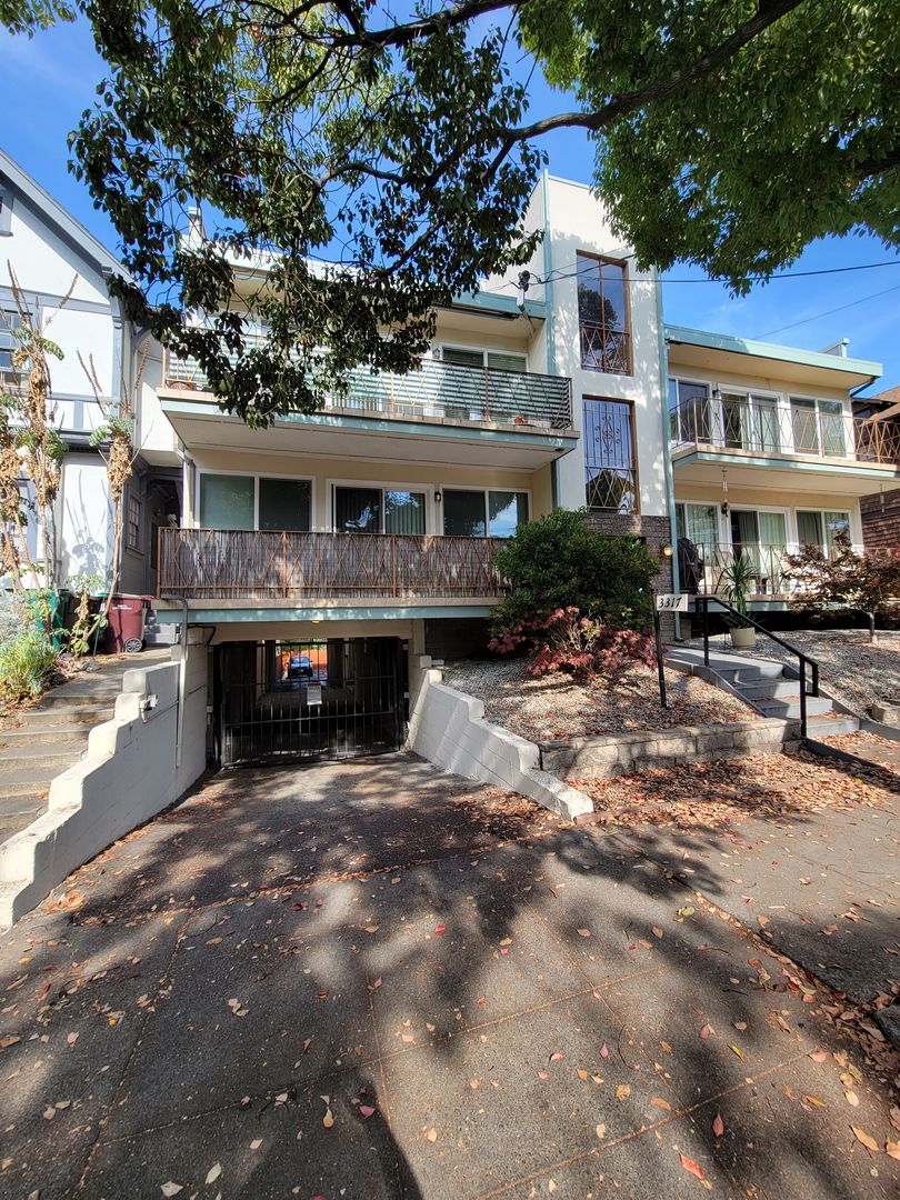 Oakland Apartment: 3317 Kempton Avenue