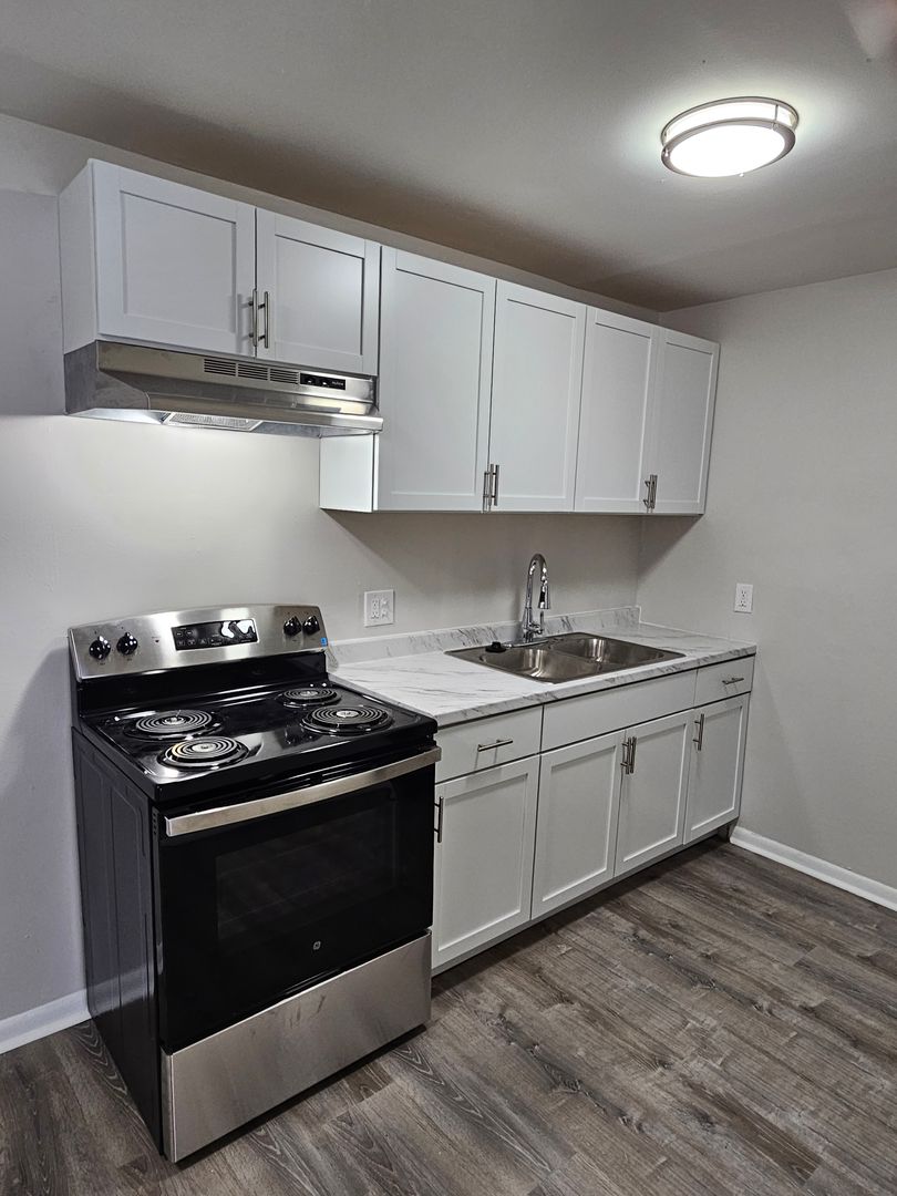 Lincoln Park Apartment: 800 Montie Rd