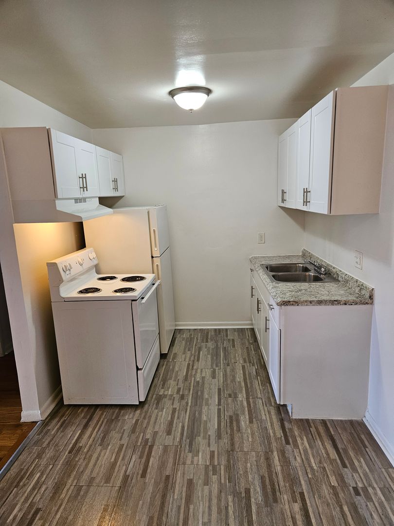 Lincoln Park Apartment: 800 Montie Rd