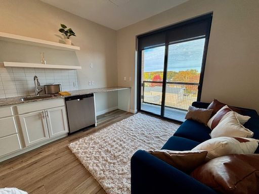 Victory On Leonard- Studio Apartment – photo 1