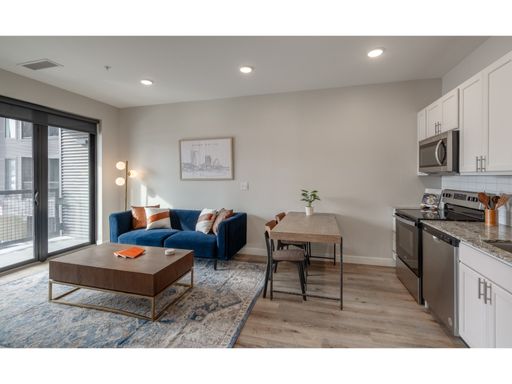 Victory On Leonard - One Bedroom Apartment – photo 1
