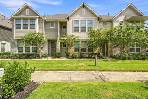 Beautiful Townhome in Gated Towne Lake Community – photo 1