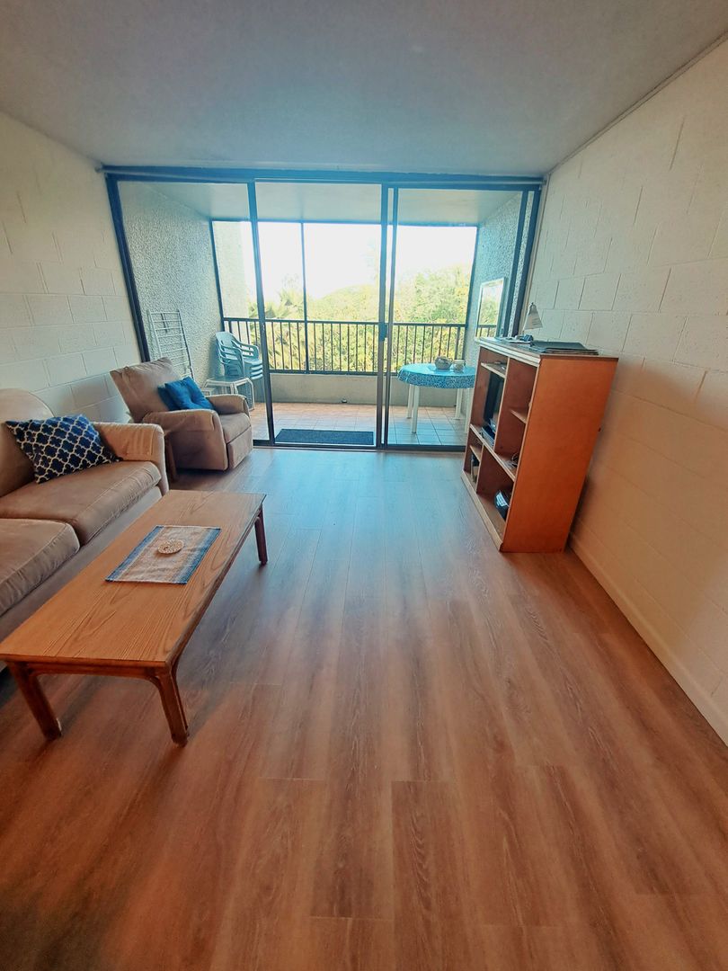 Hilo Condo: 1875 Kalanianaole Avenue, #409