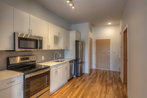 Bright, Spacious Studio in Blackstone within Walking Distance to UNMC – photo 1