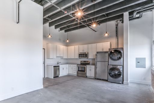 Dahlman Flats - Large 1 bedroom with downtown skyline views! – photo 1