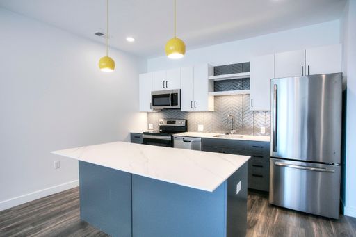The POPLAR 1 Bed @ Blackstone Corner: Look and Lease Special! – photo 1