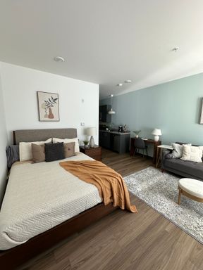Fully Furnished Santorini Studio, Utilities Included! Walk to UNMC/Clarkson College! – photo 1